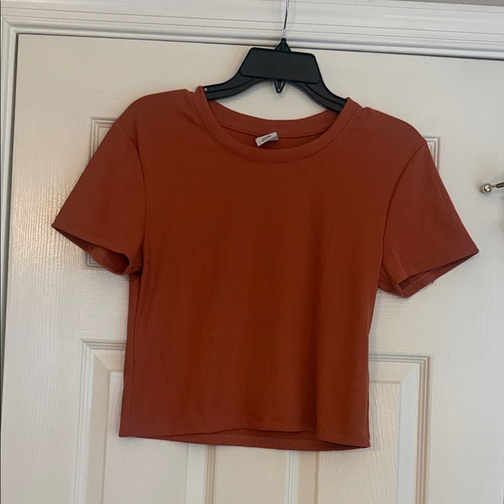 J.O&Co Rust Colored Ribbed Short Sleeve Cropped Top